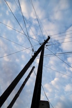 Güneş şafak elektrik direği