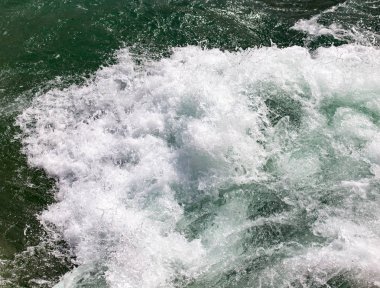 arka plan olarak fırtınalı okyanus su