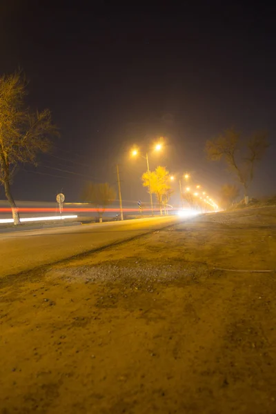 Weg met bewegende auto 's nachts — Stockfoto