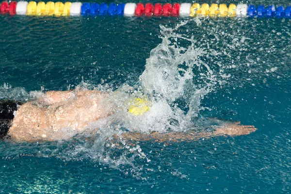Junge treibt Sport im Schwimmbad — Stockfoto