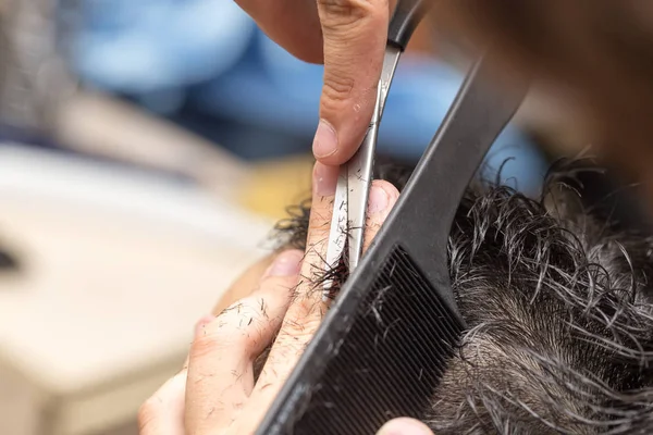 Uomo taglio di capelli forbici in un salone di bellezza — Foto Stock