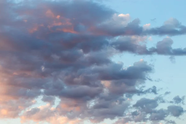 Awan indah di langit di latar belakang matahari terbenam — Stok Foto