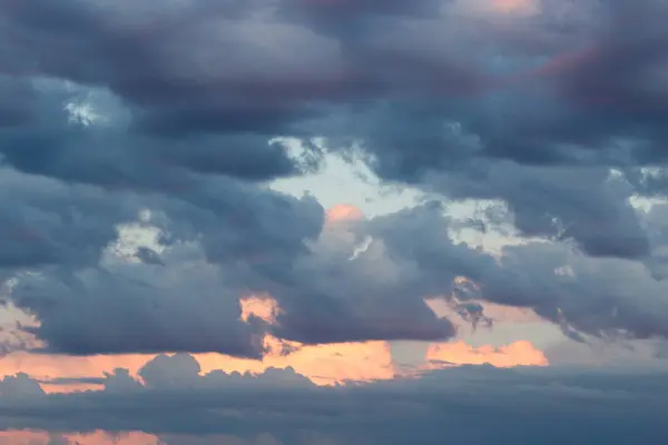 Awan indah di langit di latar belakang matahari terbenam — Stok Foto