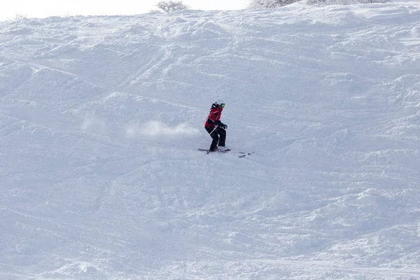 Atleta esquiando nas montanhas nevadas — Fotografia de Stock