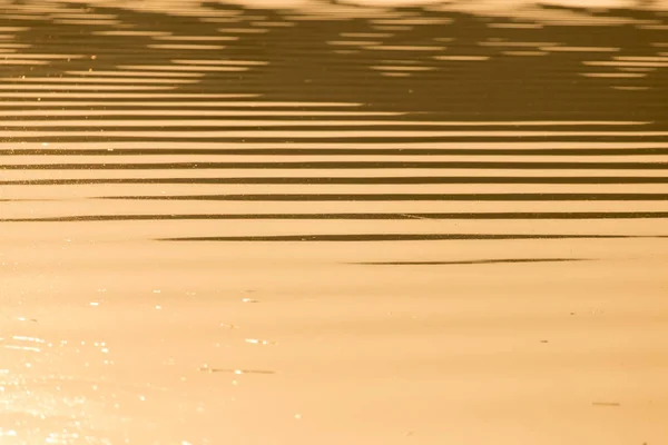 Distesa d'acqua sullo sfondo del tramonto — Foto Stock