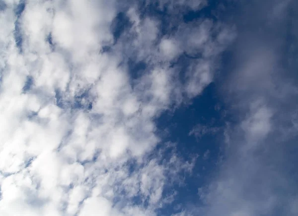 Wolken am blauen Himmel — Stockfoto