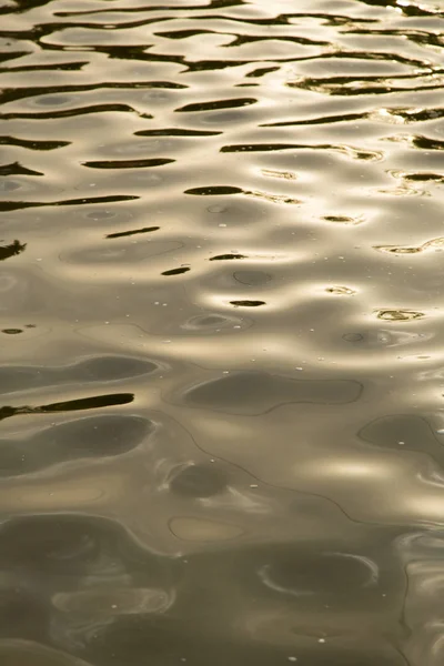 Fondo di superficie gialla dell'acqua — Foto Stock