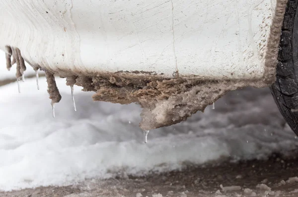 Sneeuw en ijspegels op auto's in de winter — Stockfoto
