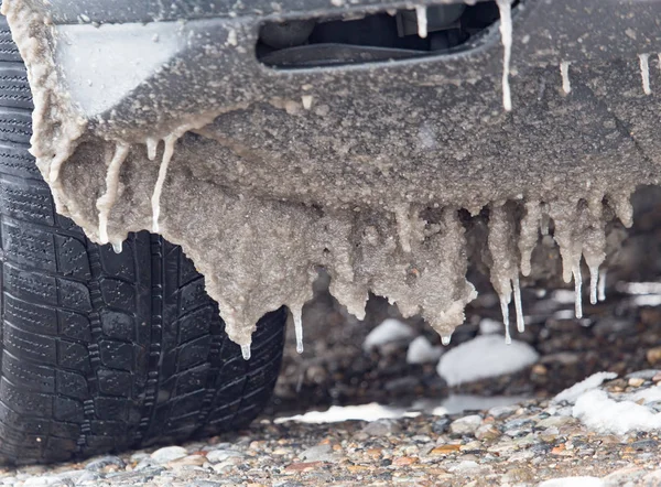Nieve y carámbanos en los coches en invierno — Foto de Stock