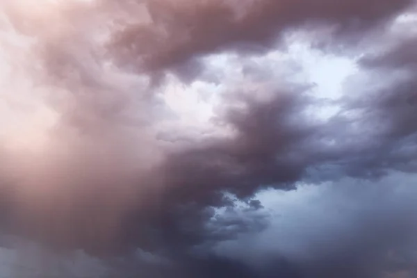 Schöner Himmel mit Wolken am Abend — Stockfoto