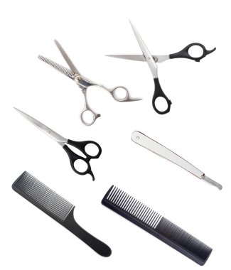 Beyaz arkaplanda makas ve ustura ile tarak