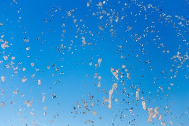 Çeşmeden akan su mavi gökyüzünün arka planında