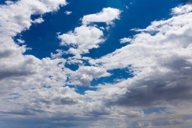 Arkaplan olarak gökyüzündeki bulutlar