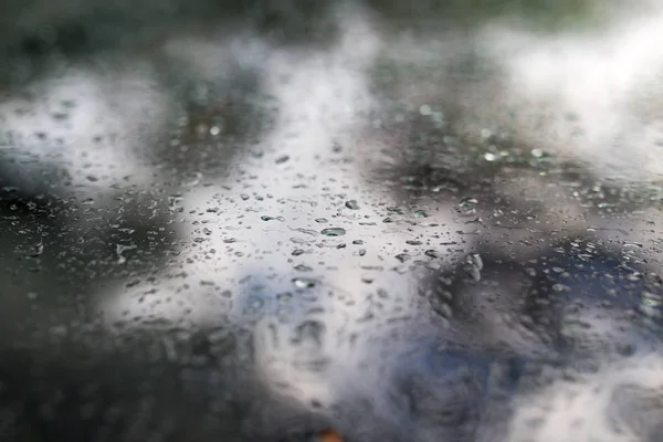 Gotas después de la lluvia en un coche — Foto de Stock