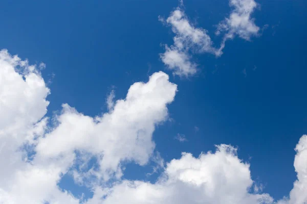 Nuvole nel cielo come sfondo — Foto Stock