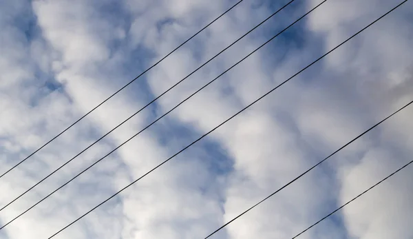 Elektrische Leitungen in der Morgendämmerung der Sonne — Stockfoto