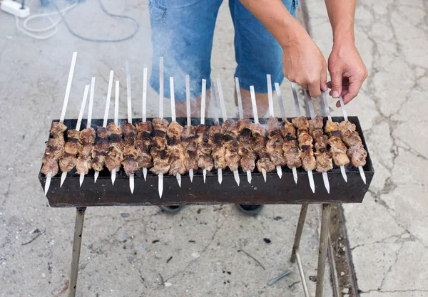 Shish kebab sobre carbones —  Fotos de Stock
