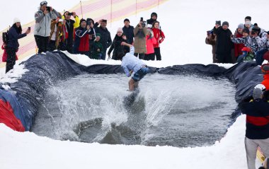 Lipetsk, Rusya - 31 Mart 2018: bir adam dağdan su için snowboard