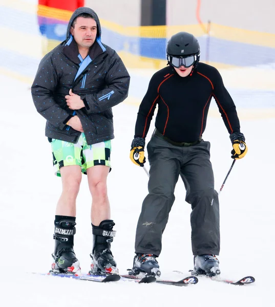 リペツク, ロシア連邦 - 2018 年 3 月 31 日: 水にスキー山から裸の男 — ストック写真