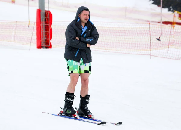 リペツク, ロシア連邦 - 2018 年 3 月 31 日: 水にスキー山から裸の男 — ストック写真