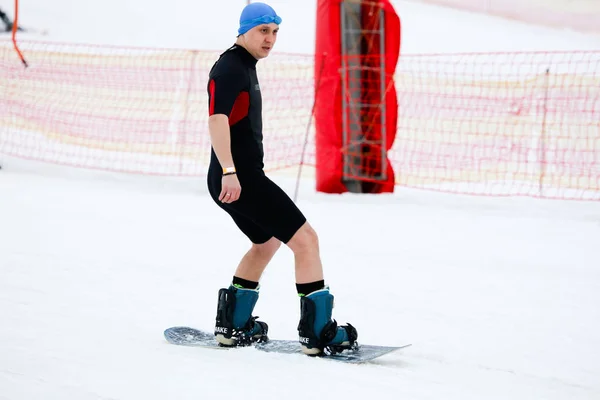 LIPETSK, RUSSIA - 31 MARZO 2018: Un uomo che fa snowboard dalla montagna all'acqua — Foto Stock