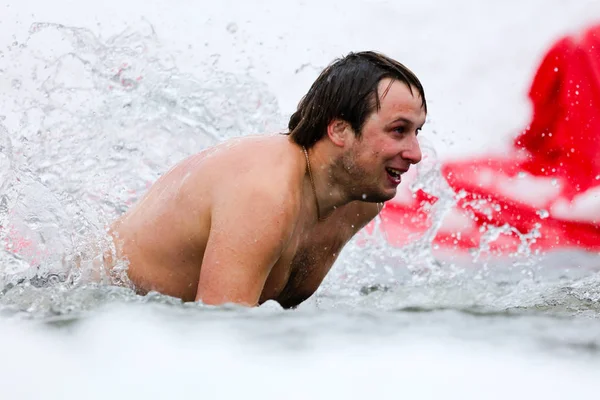 Lipetsk, Rusland -, 31 maart 2018: Een man snowboarden van Berg tot water — Stockfoto