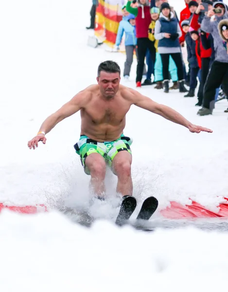 Λίπετσκ, Ρωσία - 31 Μαρτίου 2018: Έναν γυμνό άνδρα σκι από το βουνό με το νερό — Φωτογραφία Αρχείου