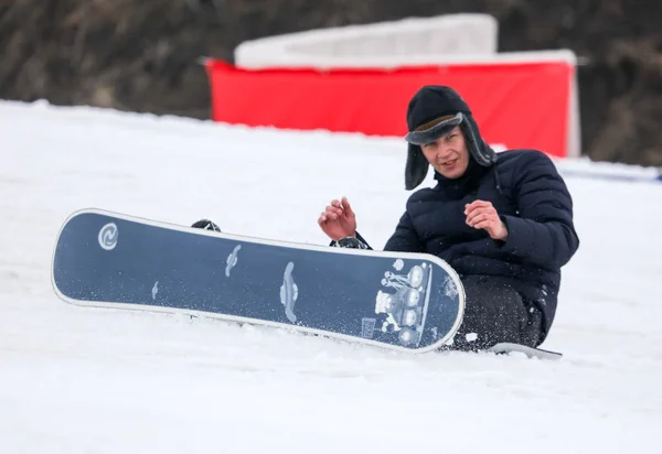 リペツク, ロシア連邦 - 2018 年 3 月 31 日: 水に山からスノーボード男 — ストック写真