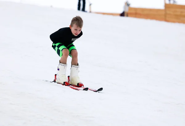 リペツク, ロシア連邦 - 2018 年 3 月 31 日: 水にスキー山から裸の男 — ストック写真