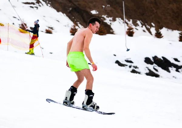 リペツク, ロシア連邦 - 2018 年 3 月 31 日: 水に山からスノーボード男 — ストック写真