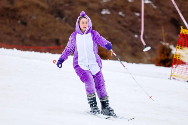利佩茨克, 俄罗斯-2018年3月31日: 一个女孩从山上滑雪 — 图库照片