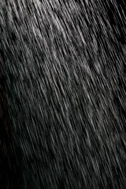 siyah bir arka plan üzerinde yağmur