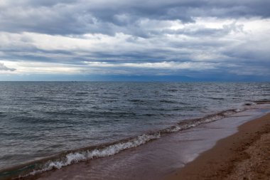 Arka plan olarak denizdeki bulutlu hava