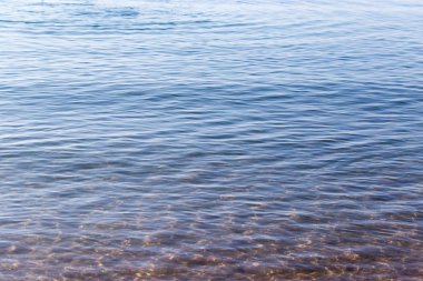 Göldeki suyun genişliği arka plan olarak kullanılıyor.