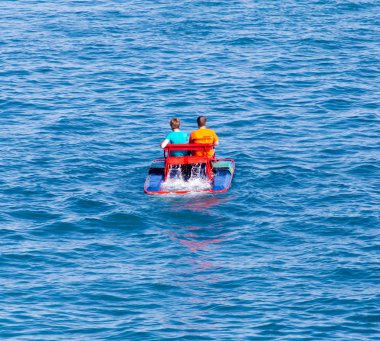 su yüzeyinde Katamaran