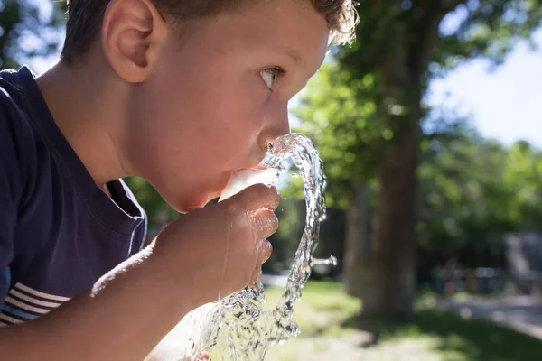 Niño beber agua al aire libre — Foto de Stock