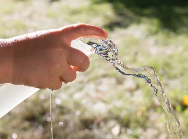 Agua de la manguera al aire libre — Foto de Stock