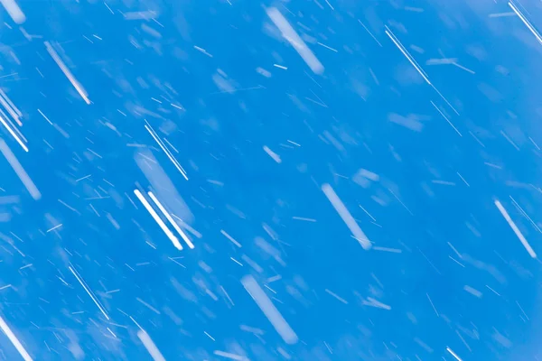 Дождь на фоне голубого неба — стоковое фото
