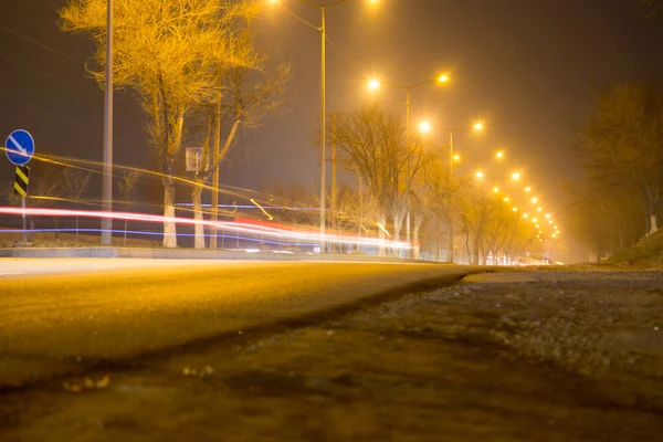 Strada di notte con auto in movimento — Foto Stock