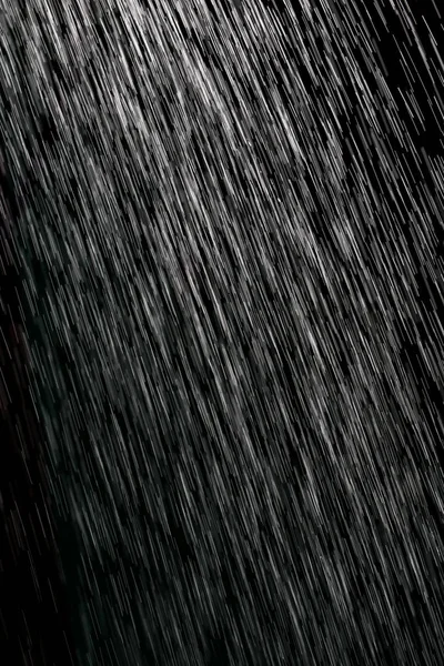 Lluvia sobre un fondo negro — Foto de Stock