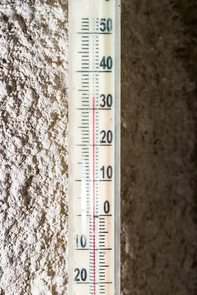 Температура на термометре 30 — стоковое фото