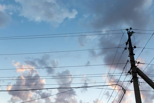 Gece gökyüzünün arka planında elektrik direği — Stok fotoğraf