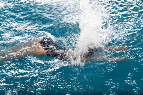 Mädchen schwimmt im Pool — Stockfoto