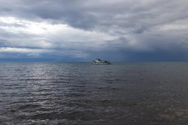 Schiff bei schlechtem Wetter auf See — Stockfoto