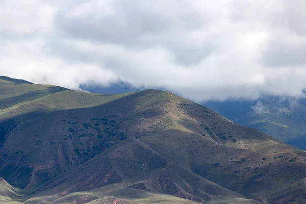 Belles montagnes au Kirghizistan — Photo