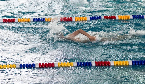 A fiú sportolni megy a medencébe. — Stock Fotó