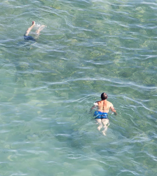 Чоловік купається в озері на пляжі — стокове фото
