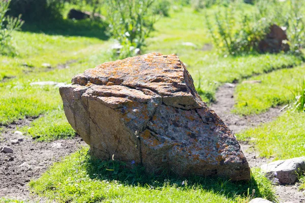 Piedra de montaña grande en la naturaleza —  Fotos de Stock