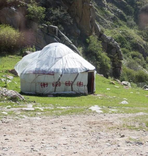 Jurte in Kyrgyzstan in der Natur — Stockfoto