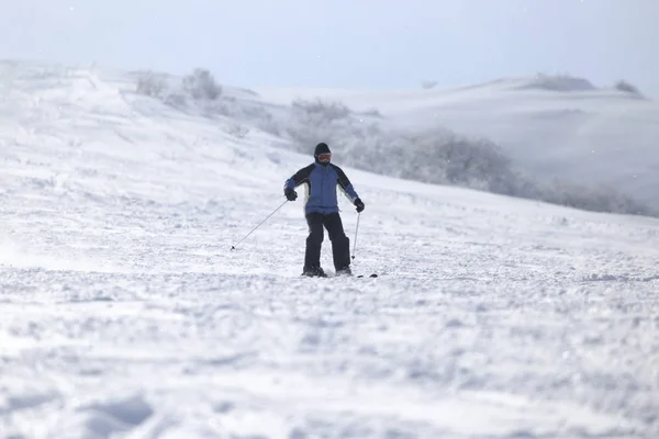 Personas esquiando en la nieve en el invierno — Foto de Stock